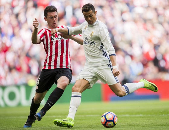 Aymeric Laporte (trái, Bilbao) nhận nhiệm vụ kèm chặt Cristiano Ronaldo. Ảnh: Getty Images.