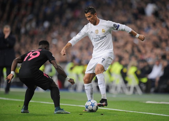 Cristiano Ronaldo (phải, Real Madrid) rê  bóng trước hậu vệ PSG. Ảnh: Getty Images.