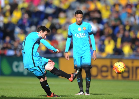 Ở Barca, Neymar phải sắm vai phụ sau Messi. Ảnh: Getty Images.