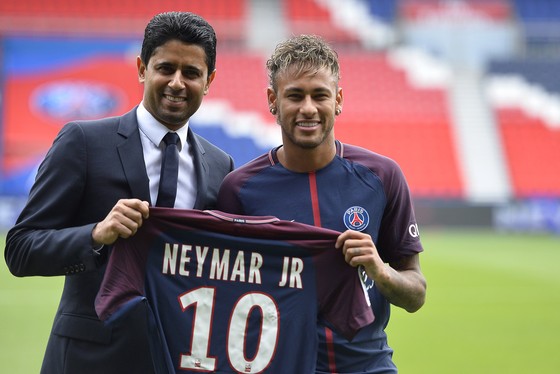 Chủ tịch Nasser Al-Khelaifi và Neymar. Ảnh: Getty Images.