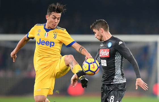 Jorghinho (phải, Napoli) tranh bóng với Paulo Dybala (Juventus). Ảnh: Getty Images.