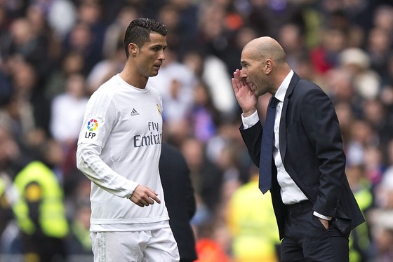 HLV Zinedine Zidane dặn dò Cristiano Ronaldo trong trận đấu ở Liga. Ảnh Getty Images.