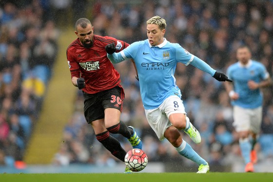 Samir Nasri (phải) trong màu áo Manchester City.