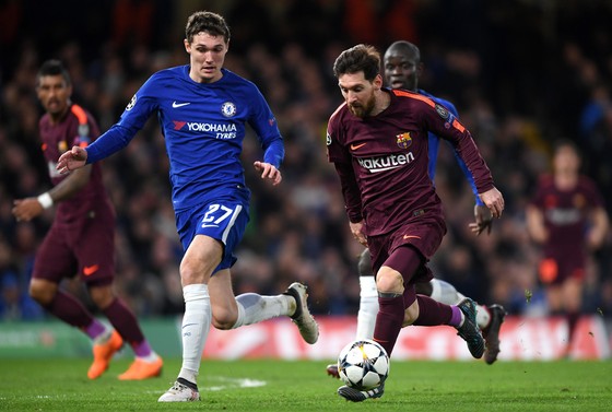 Trung vệ Andreas Christensen (trái, Chelsea) chưa đủ bản lĩnh để phong tỏa Leo Messi (Barcelona). Ảnh: Getty Images.