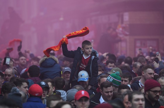 Pep Guardiola nổi giận khi hỏa pháo tấn công xe bus của Manchester City ảnh 1
