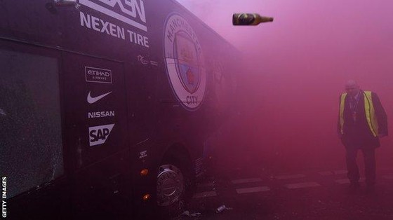 Pep Guardiola nổi giận khi hỏa pháo tấn công xe bus của Manchester City ảnh 2