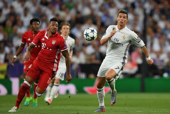 Cristiano Ronaldo (phải, Real Madrid) vượt qua Jerome  Boateng (Bayern Munich)