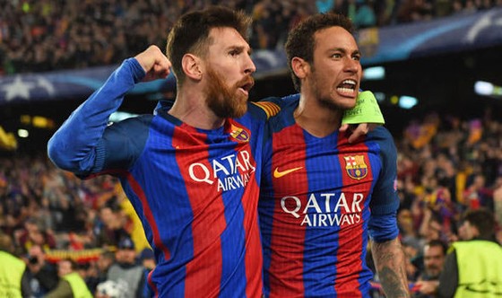 Messi luôn rất gần gũi với Neymar.