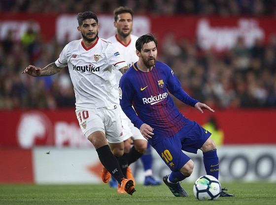 Lionel Messi đi bóng qua Ever Banega (Sevilla)