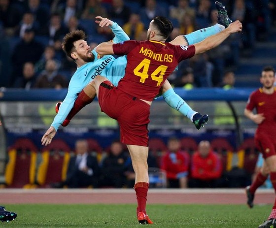 Kostas Manolas (AS Roma) kèm chặt Leo Messi trong trận tứ kết lượt về.