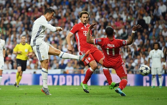 Ronaldo (trái, Real Madrid) là nỗi ám ảnh cho hàng thủ Bayern.