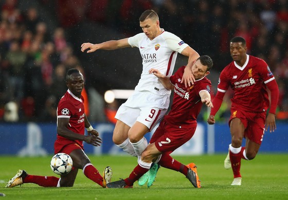 Edin Dzeko (giữa, Roma) là mối đe dọa cho hàmng thủ Liverpool trong trận lượt về