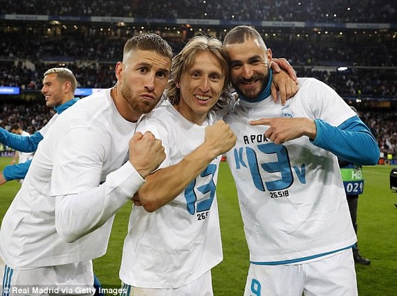 Sergio Ramos, Luka Modric và Karim Benzema mặc chiếc áo có dòng chữ Kiev với cách điều thành số 13, ám chỉ họ sẽ thắng danh hiệu Champions League thứ 13 ở Kiev.