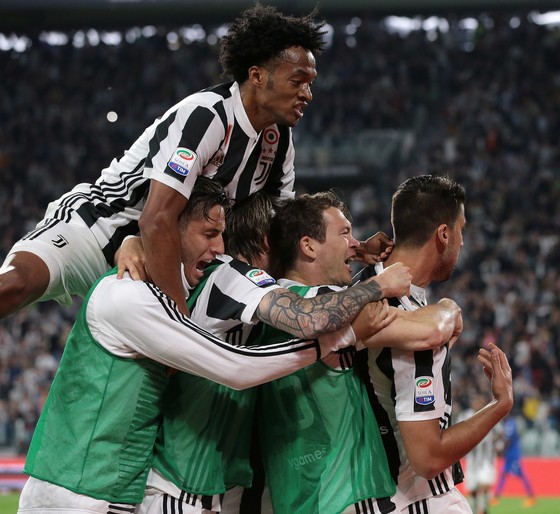 Juventus ăn mừng chiến thắng Bologna