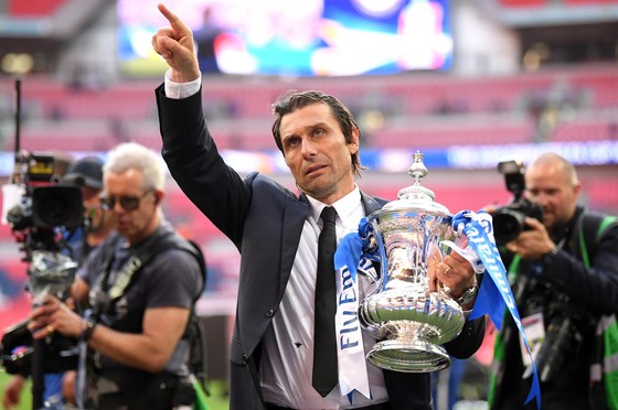 Sarri sẽ cùng Zola dẫn dắt Chelsea ảnh 1