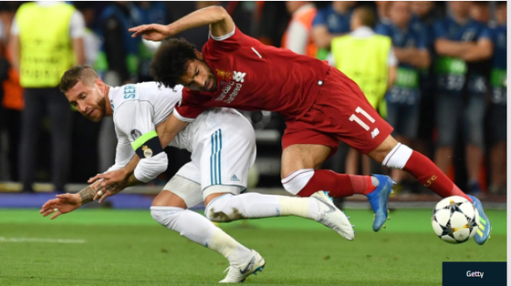 Sergio Ramos quật ngã Mohamed Salah trong trận chung kết