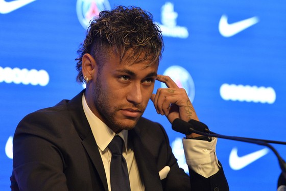 Neymar  không có được nụ cười trong buổi họp báo.