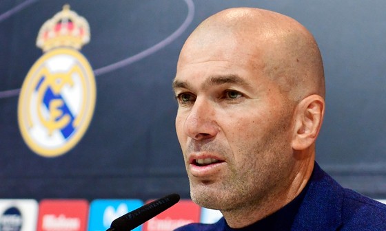 Zidane tuyên bốp ra đi trong cuộc họp báo.