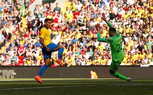 Neymar nhảy điệu samba trên sân Anfield ảnh 9