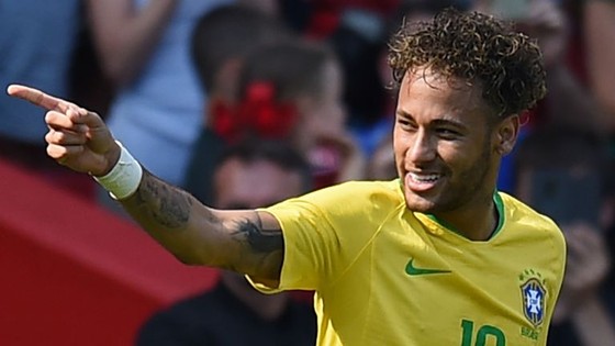 Neymar vui mừng sau khi ghi bàn thắng thứ 54 cho Selecao.