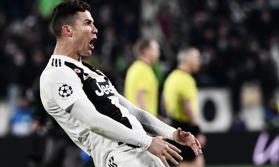 Cristiano Ronaldo thoát án treo giò sau màn ăn mừng tục tĩu