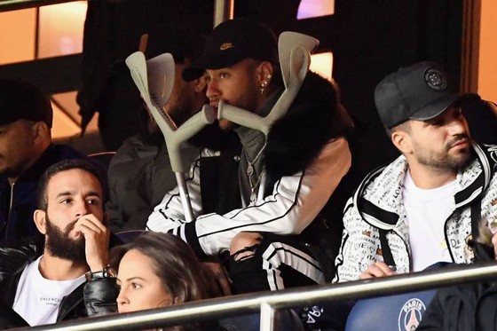 Neymar mang nạng ngồi dự khán trận đấu