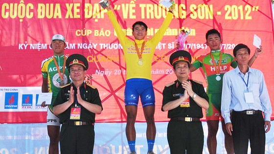 Cua-rơ Mai Nguyễn Hưng (giữa) từng giành áo vàng cuộc đua "về Trường Sơn" năm 2012. Nguồn: QĐND