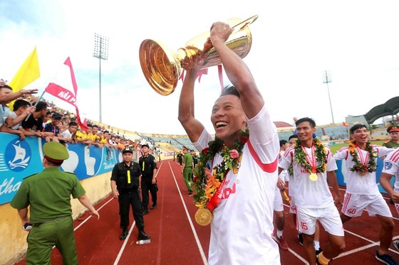 Người Nam Định hân hoan mừng đội nhà thăng hạng V-League ảnh 4