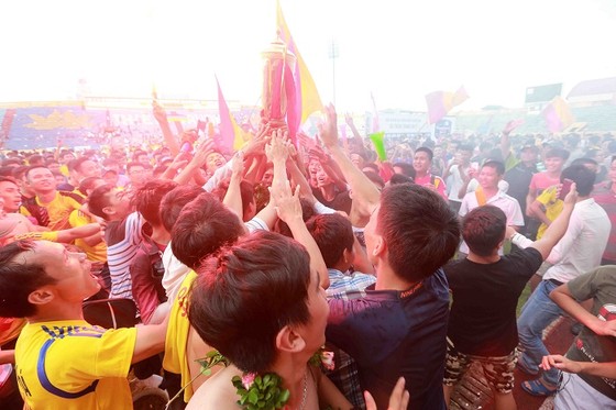 Người Nam Định hân hoan mừng đội nhà thăng hạng V-League ảnh 5