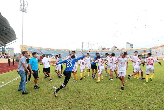 Người Nam Định hân hoan mừng đội nhà thăng hạng V-League ảnh 3