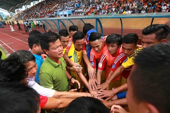 Người Nam Định hân hoan mừng đội nhà thăng hạng V-League ảnh 1