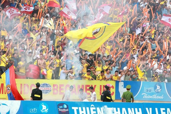 Người Nam Định hân hoan mừng đội nhà thăng hạng V-League ảnh 2