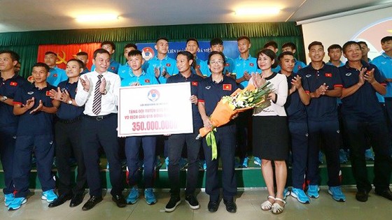 Đội U15 Việt Nam được nhận thưởng ngay sáng 24-7. tác giả: NGỌC HẢI