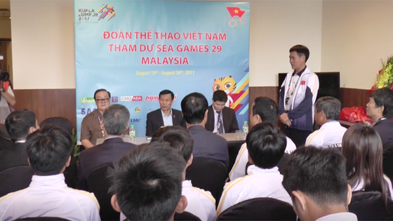 Bộ trưởng Nguyễn Ngọc Thiện động viên đoàn thể thao Việt Nam tại Malaysia ảnh 1