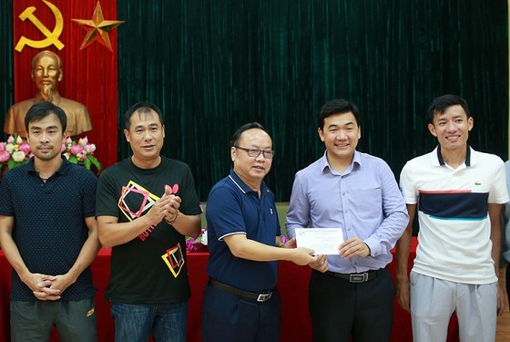 Đại diện Liên đoàn bóng bàn Việt Nam trao thưởng cho HLV, VĐV bóng bàn Việt Nam. Ảnh: NGỌC HẢI