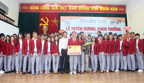 Đội điền kinh Việt Nam đã được nhận thưởng kịp thời. Ảnh: NGỌC HẢI