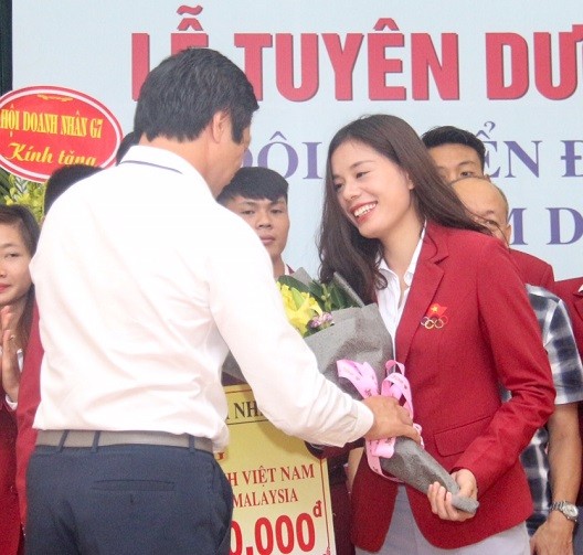 Nguyễn Thị Huyền đã được tặng thưởng trong lễ vinh danh của Liên đoàn điền kinh Việt Nam. Ảnh: NGỌC HẢI