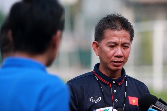 HLV Hoàng Anh Tuấn đang tất bật huấn luyện U19 Việt Nam. Ảnh: NGỌC HẢI