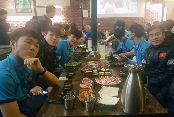 Cầu thủ U23 Việt Nam có tâm trạng rất thoải mái trong buổi đi ăn tại nhà hàng đồ nướng hôm 24-1. Nguồn: VFF