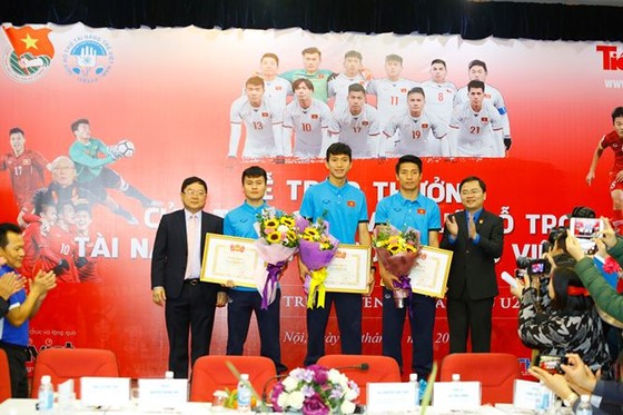 Đại diện Trung ương Đoàn TNCS Hồ Chí Minh và Quỹ hỗ trợ tài năng trẻ Việt Nam trao bằng khen cho các tuyển thủ. Ảnh: NHƯ Ý