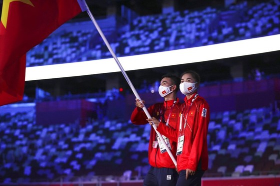 Huy Hoàng bất ngờ được chọn làm người cầm cờ cho Đoàn thể thao Việt Nam tại Lễ khai mạc SEA Games 31. Ảnh: D.V