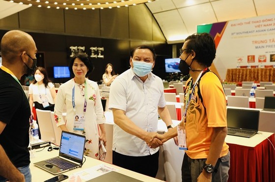 Bộ trưởng Bộ VH-TT-DL Nguyễn Văn Hùng đã tới thăm Trung tâm báo chí SEA Games 31. Ảnh: NHƯ Ý