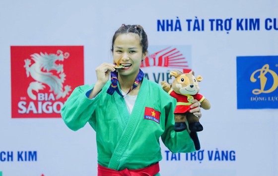 Nữ tuyển thủ Tô Thị Trang gạt nước mắt khi bố qua đời ảnh 1