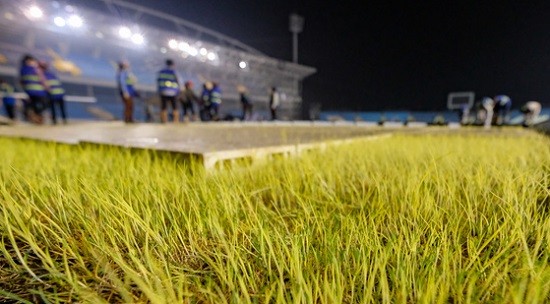 Mặt cỏ trên sân Mỹ Đình được trả lại để được chăm sóc nhằm phục vụ thi đấu SEA Games 31. Ảnh: N.T