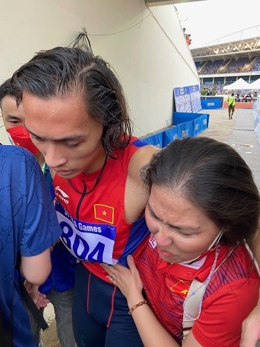 Nguyễn Thị Huyền lần thứ 4 vô địch 400m SEA Games, đồng đội Nhật Hoàng, Văn Phúc không có HCV ảnh 2
