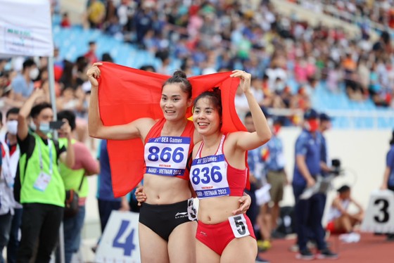 Nguyễn Thị Huyền và Quách Thị Lan ăn mừng chiến thắng 400m. Ảnh: DŨNG PHƯƠNG