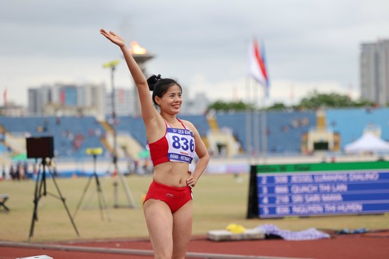 Nguyễn Thị Huyền lần thứ 4 vô địch 400m SEA Games, đồng đội Nhật Hoàng, Văn Phúc không có HCV ảnh 1