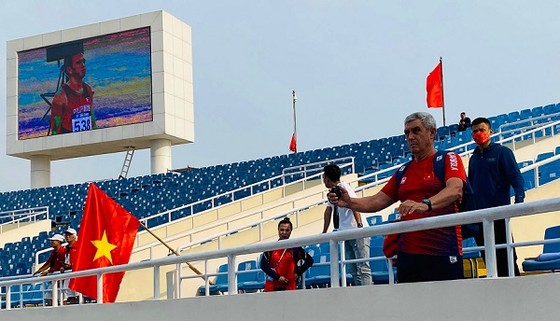 Chuyên gia Bulgaria của đội tuyển điền kinh Việt Nam theo dõi rất sát các học trò thi đấu ở chiều 17-5. Ảnh: MINH CHIẾN