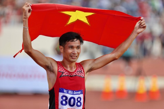 Nguyễn Văn Lai đã giành tấm HCV thứ 16 cho đội điền kinh Việt Nam ở SEA Games 31. Ảnh: NHẬT ANH