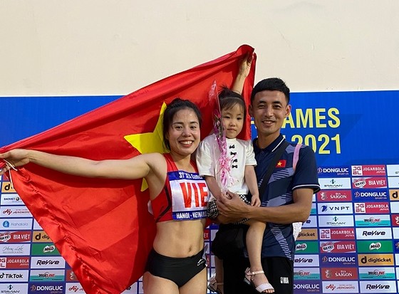 Đoạt vô địch cùng tổ tiếp sức 4x400m, Nguyễn Thị Huyền có tấm HCV thứ 10 ở SEA Games ảnh 1